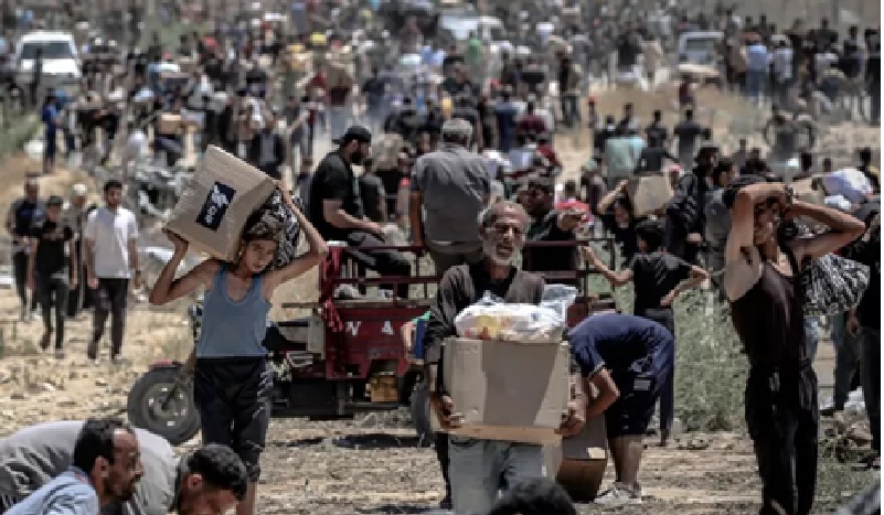 Warga Gaza berebut bantuan makanan.