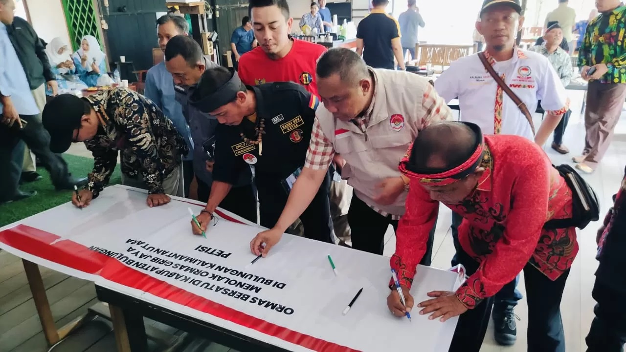 TOLAK GRIB JAYA: Perwakilan sejumlah ormas di Bulungan menandatangani petisi penolakan terhadap keberadaan Ormas Grib Jaya dalam deklarasi bersama, Sabtu (31/5).