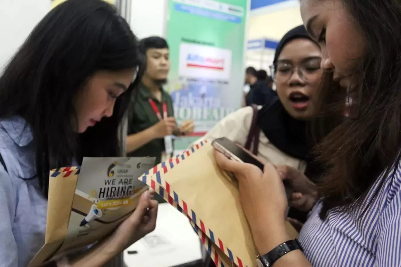 Sejumlah pencari kerja dalam acara Job Fair kecewa karena tidak mendapatkan pekerjaan yang diharapkan.