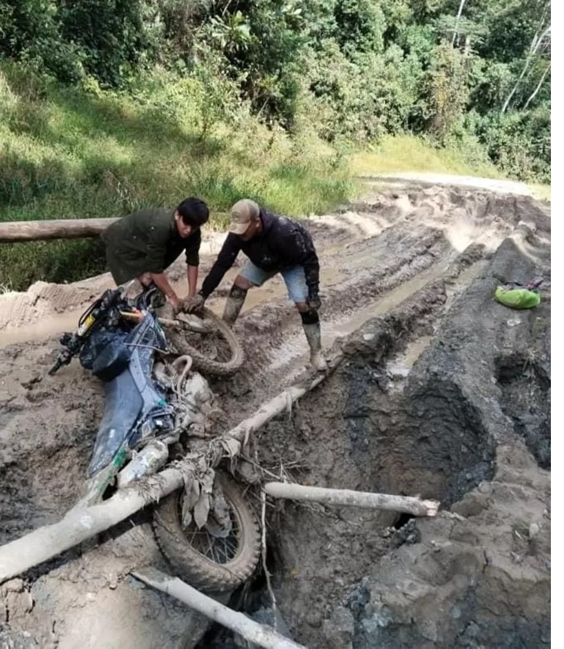RUSAK: Kondisi jalan antara Lembudud, Krayan Barat - Long Layu, Krayan Selatan sulit dilalui kendaraan baik roda dua maupun roda empat. FOTO: CAMAT KRAYAN SELATAN