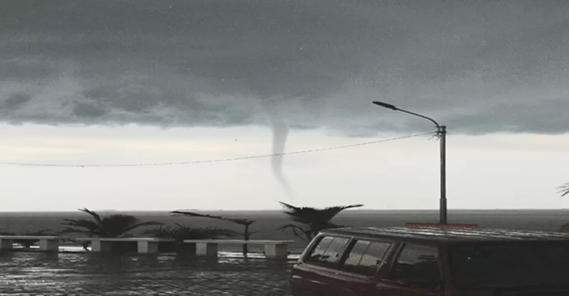 Puting beliung di Teluk Balikpapan terekam mahasiswa ITK, M Afdelpiero H, dari pelataran masjid Brimob Polda Kaltim, 31 Mei 2025. (foto: Muhammad Afdelpiero Hidayat)