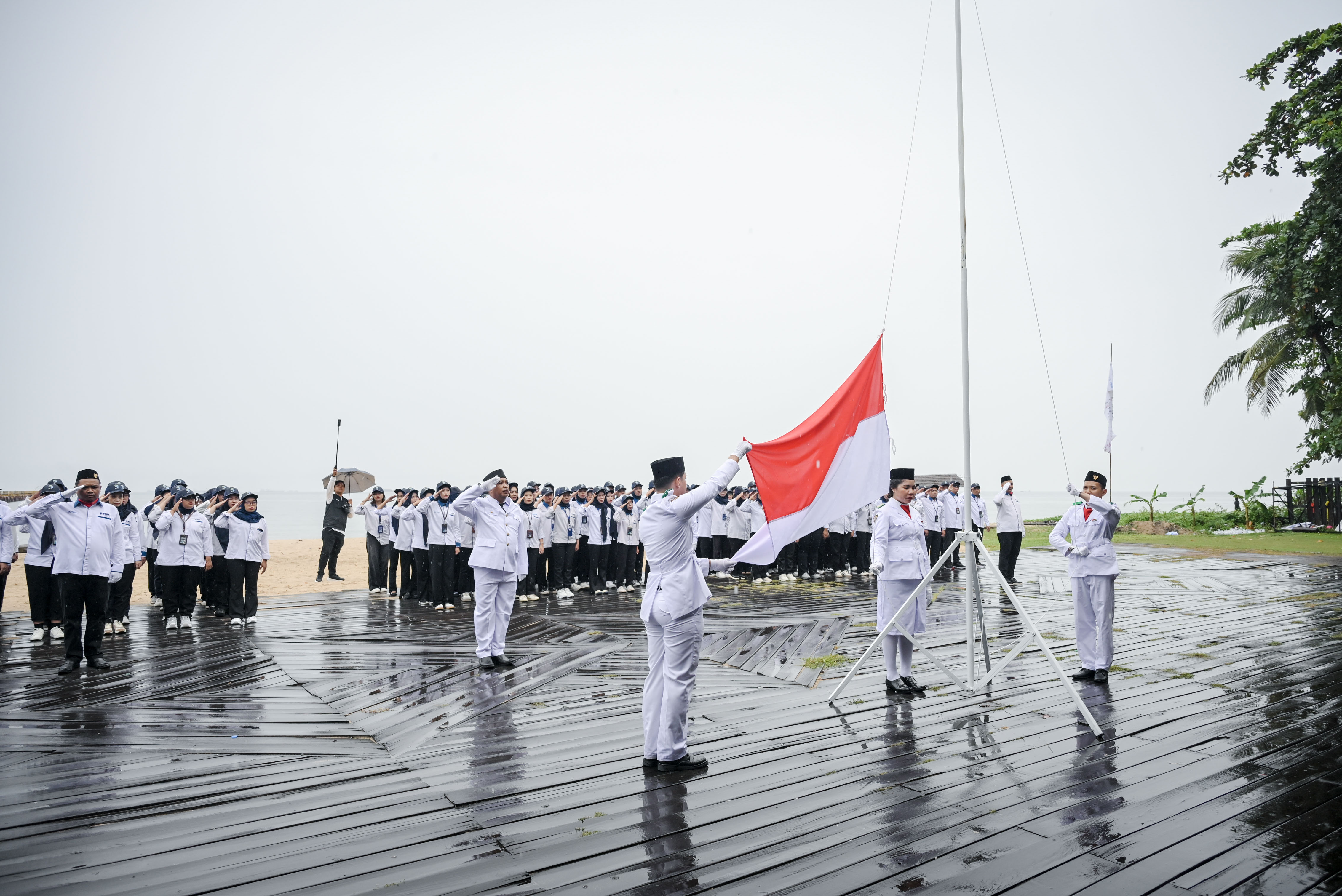 PERINGATAN: Jajaran manajemen dan karyawan PT PNM Cabang Balikpapan menggelar Upacara Hari Lahir Pancasila, 1 Juni.