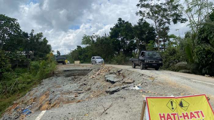 LONGSOR: Salah satu titik longsor di jalan poros Berau, Kaltim-Bulungan, Kaltara.