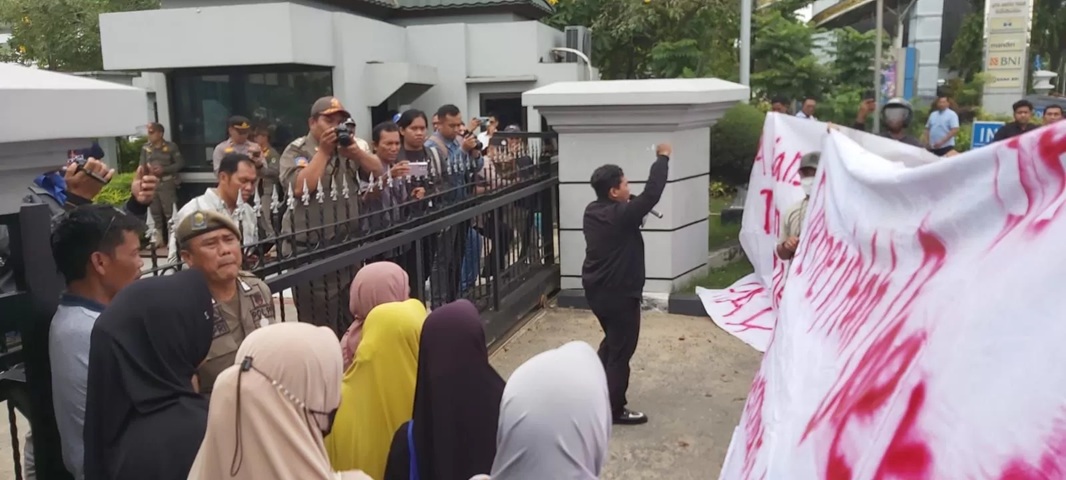 TUNTUT KEADILAN. Puluhan warga menggeruduk kantor Gubernur menuntut keadilan dan ganti rugi.