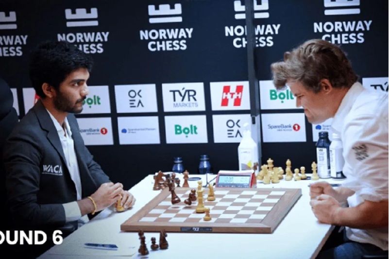 Mantan juara dunia Magnus Carlsen (kanan) menggebrak meja saat kalah dari juara dunia Gukesh Dommaraju dalam duel catur klasik di turnamen Norway Chess 2025. (ANTARA/Chess.com)