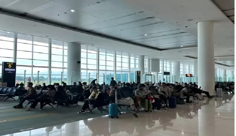 Penumpang di ruang tunggu bandara Syamsuddin Noor.