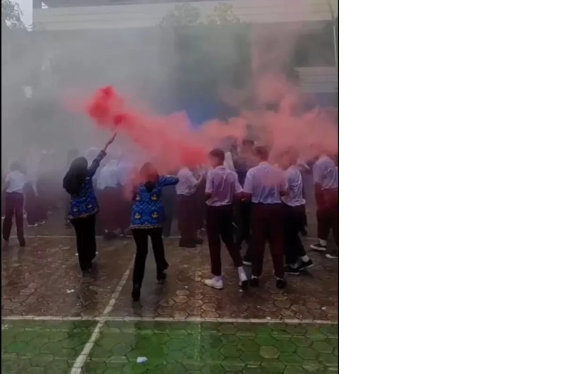 Suasana perayaan kelulusan di SDN 028 Tarakan. Ada PNS yang bawa flare dan musik jedag-jedug.