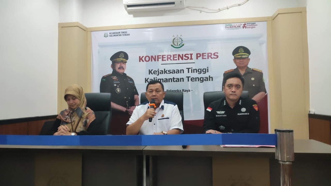 PERKARA PAJAK:  Kajati Kalteng Undang Mugopal (tengah) didampingi Aspidsus Kejati Kalteng Wahyudi Eko Husodo (kanan) dan Kepala Kanwil DJP Kalselteng Syamsinar (kiri) saat rilis perkara perpajakan.