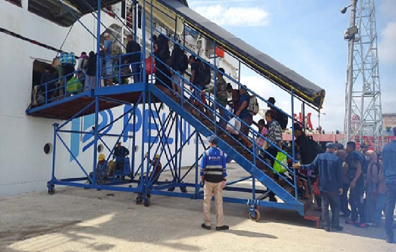 MUDIK: Penumpang yang mudik menggunakan kapal laut dari Pelabuhan Sampit menuju Pelabuhan Tanjung Emas Semarang, Rabu (26/3).HENY/RADAR SAMPIT
