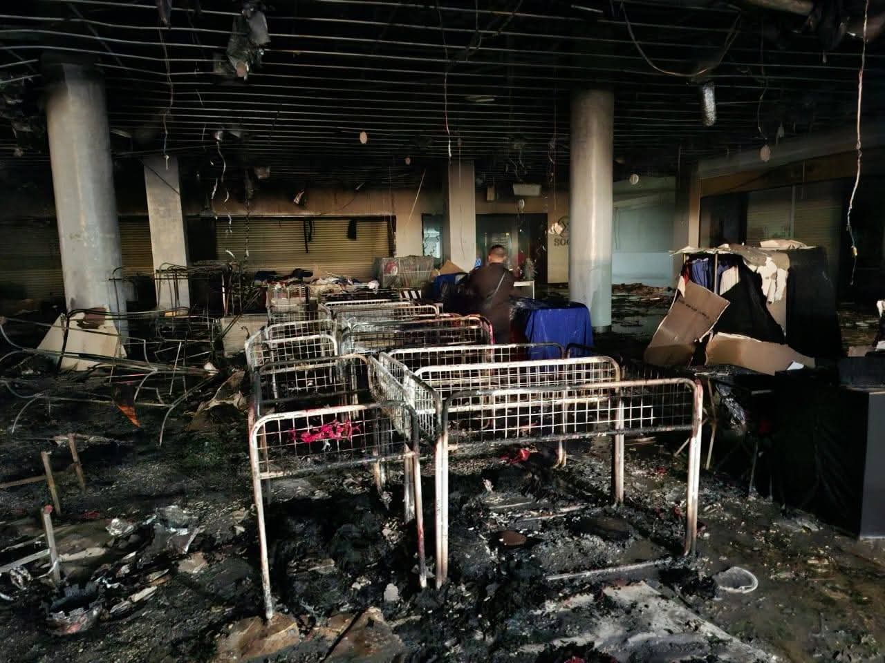 Puing sisa kebakaran di BIGMall.