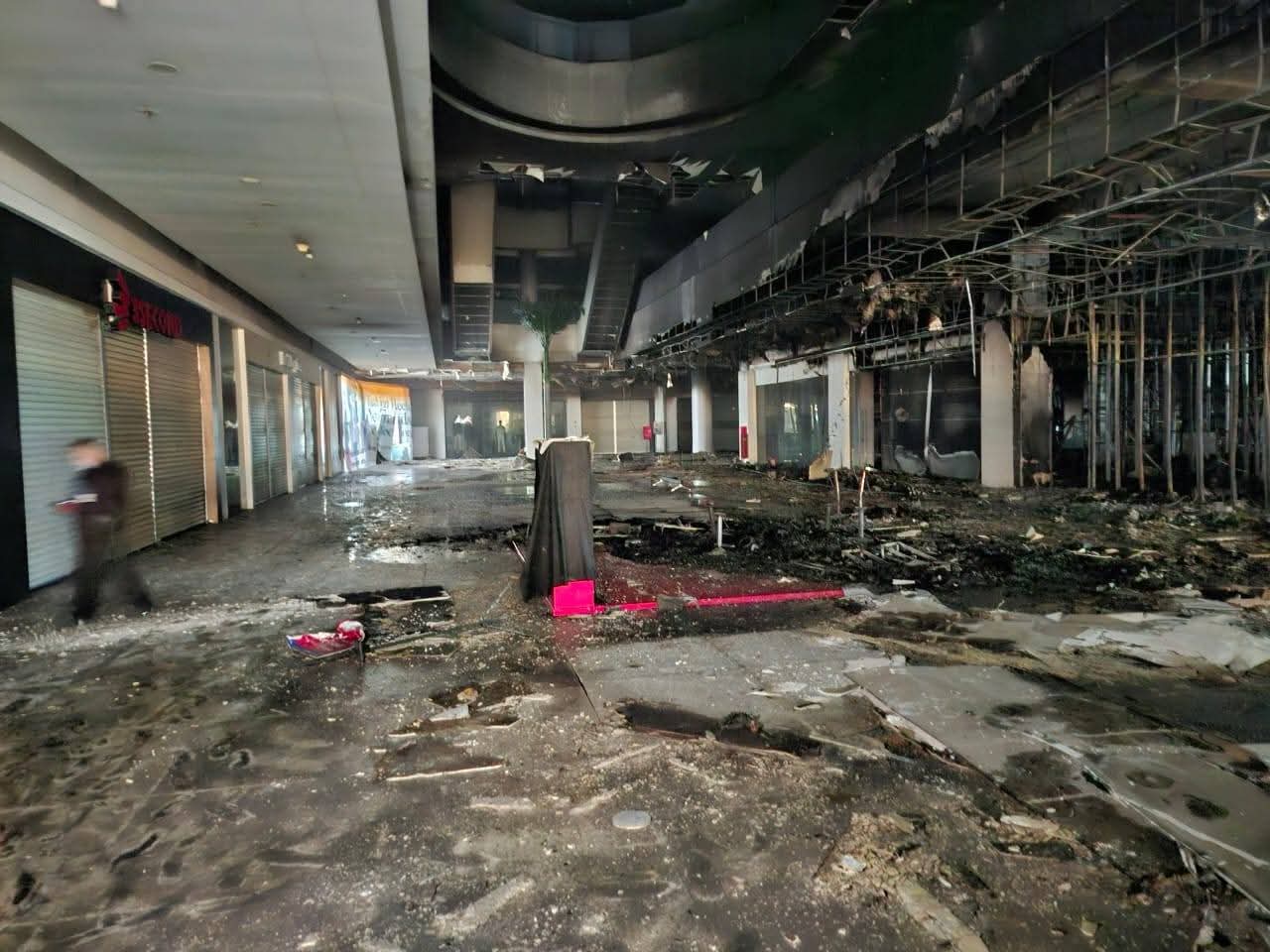 Puing sisa kebakaran di BIGMall.