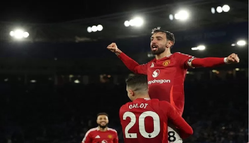 MENOLAK: Bruno Fernandes tegaskan bertahan di Manchester United. Ia menolak tawaran fantastis dari Al-Hilal. (Foto: AFP/ADRIAN DENNIS)