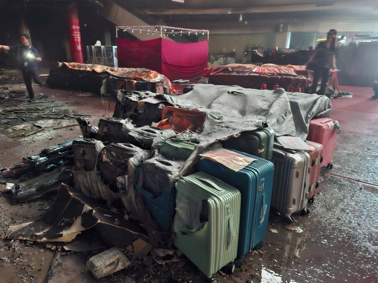 Puing sisa kebakaran di BIGMall.
