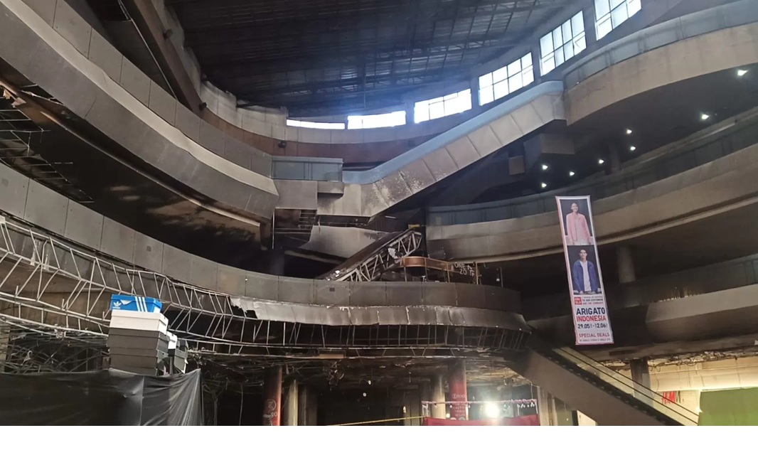 Garis polisi terpasang di berbagai sudut tenan yang terbakar di atrium BIGMall Samarinda usai kebakaran melanda pusat perbelanjaan terbesar di Samarinda tersebut.