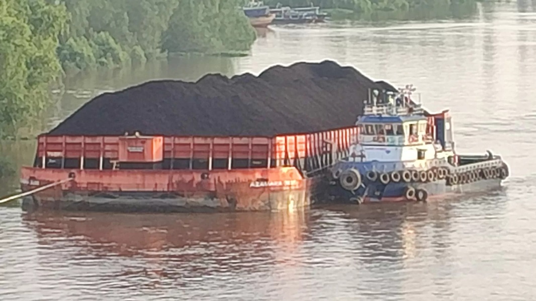 Tepi Sungai Mahakam dekat Jembatan Mahakam IV sisi Karang Asam, sebelumnya menjadi tempat tambat tongkang Azamara 3035 pasca menabrak Jembatan Mahakam I, kini telah ditempati tongkang lain.