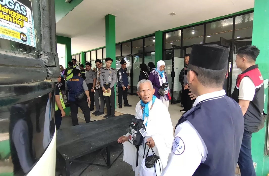 Keberangkatan haji reguler asal Kalsel, beberapa waktu lalu. Berbeda nasibnya dengan 500 jemaah haji Furoda Kalsel yang gagal berangkat haji tahun ini.(Foto:M Oscar Fraby)