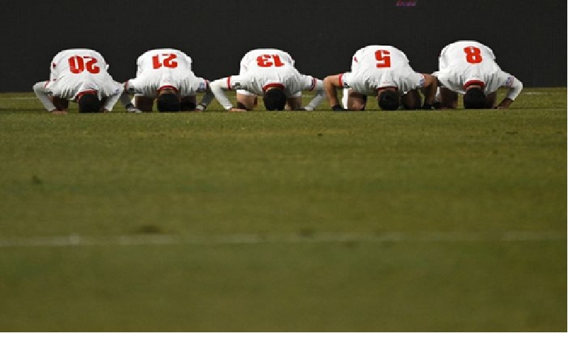 Pemain Timnas Yordania sujud syukur.