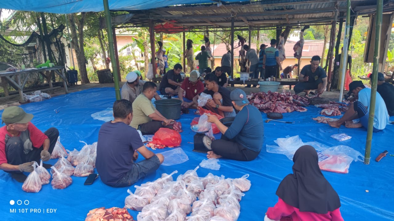 KEBERSAMAAN: Panitia kurban Masjid Baitul Ijabah, RT 58, Perumahan Puncak Permai, Kelurahan Graha Indah, Balikpapan, saat membagi hewan kurban.