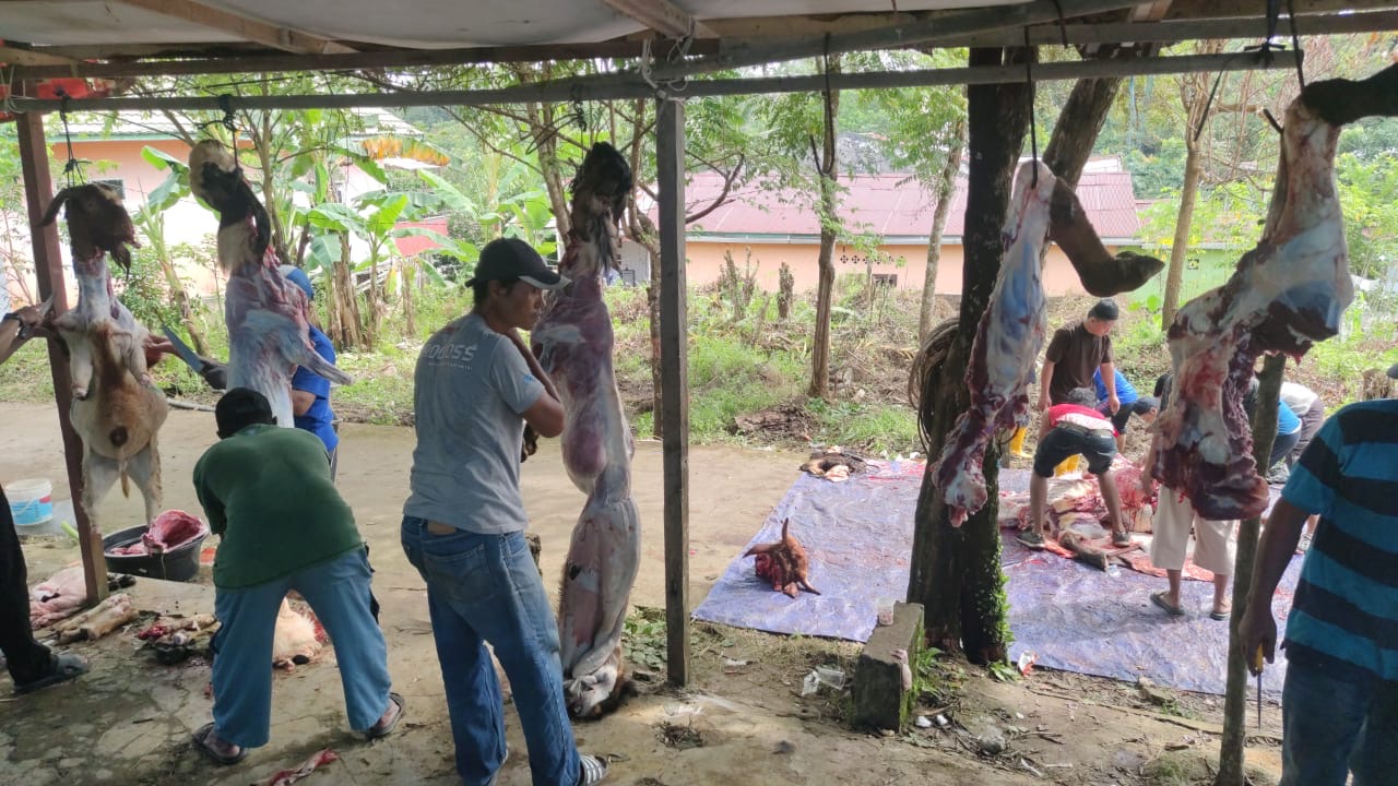BERBAGI: Proses pembagian hewan kurban di RT 58, Kelurahan Graha Indah, Kecamatan Balikpapan Utara, Kota Balikpapan.