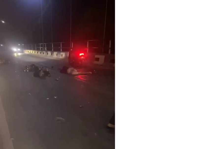 Korban seusai bertabrakan tergeletak di atas jembatan sebelum dievakuasi dan diberi pertolongan.(Foto:Relawan untuk Radar Banjarmasin)