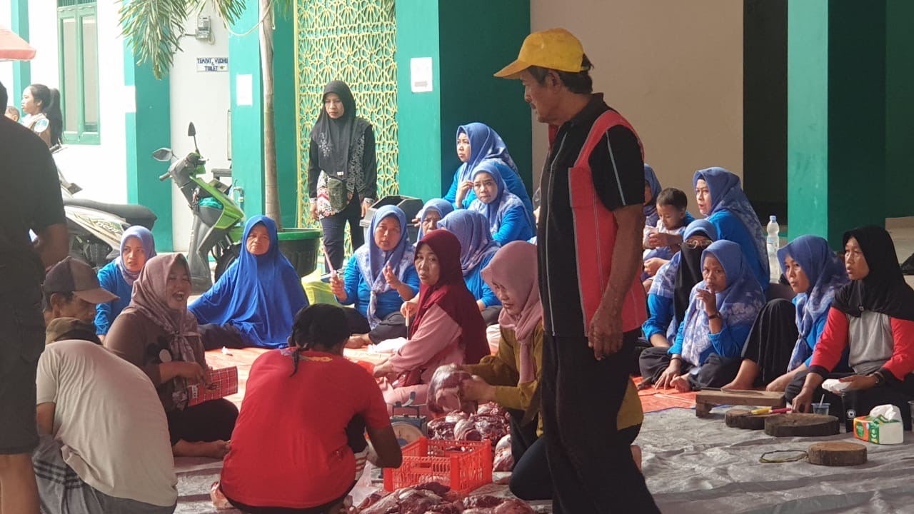 KEBERSAMAAN: Proses pembagian daging  kurban sebelum disebar. PW KBB-KT menggelar pemotongan hewan kurban di dua masjid di Samarinda, Sabtu, 7 Juni 2025.