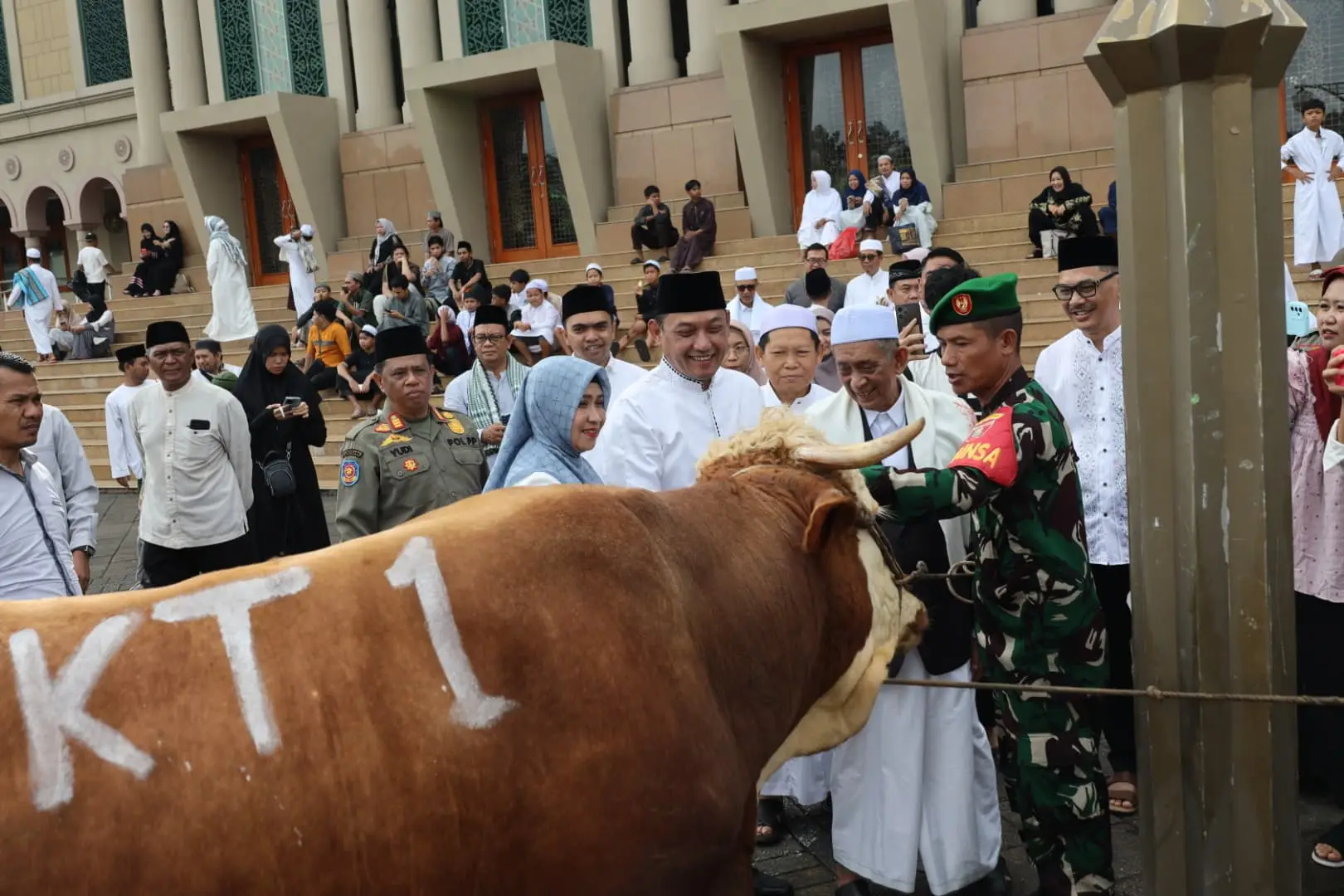 Penyerahan sapi kurban secara simbolis di Masjid Islamic Center Samarinda oleh Wagub Kaltim, Seno Aji.