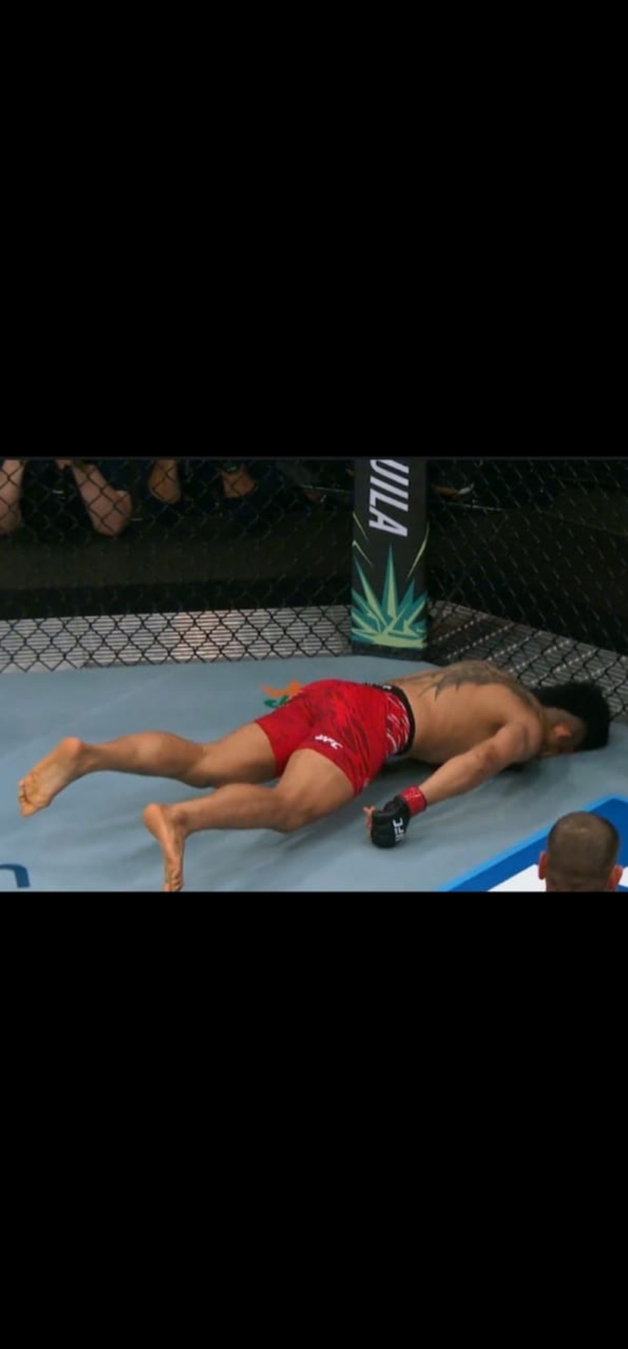 Jeka tersungkur tak sadarkan diri.