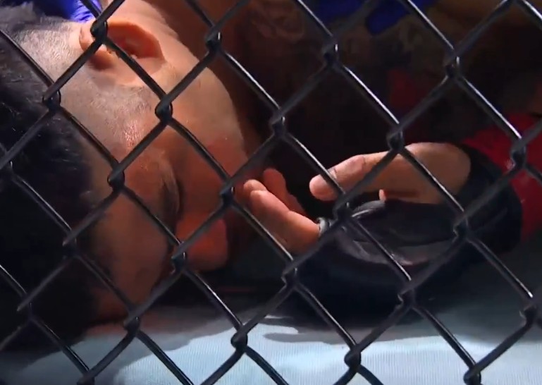 Jeka saragih tersungkur dan tak sadarkan diri usai terkena pukulan keras dari petarung Korea Joosayng Yoo di UFC 316.