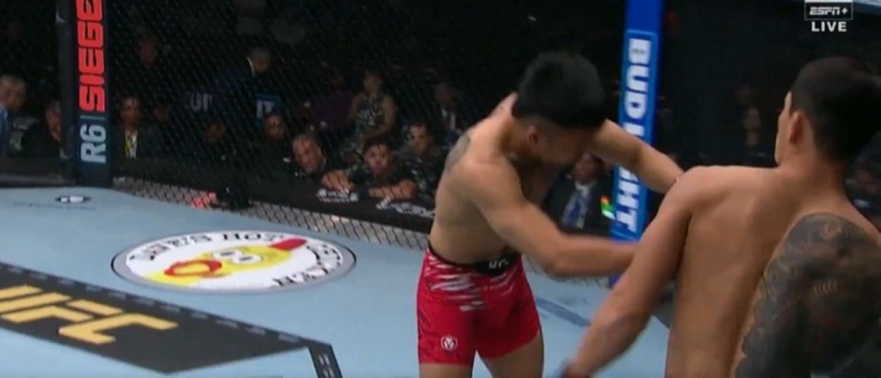 Jeka tersungkur jatuh dihantam Joosang Yoo.