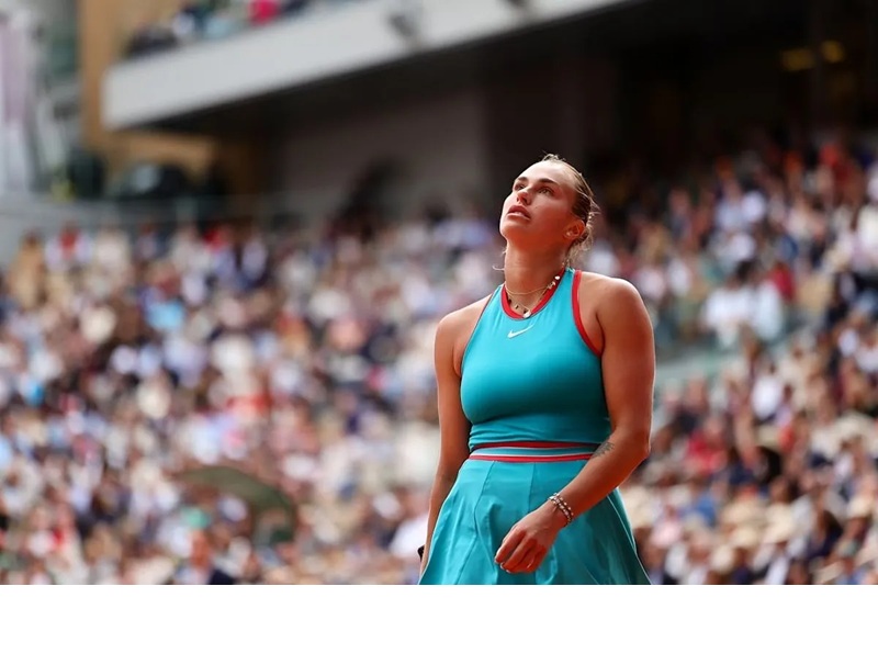 Aryna Sabalenka bereaksi dalam pertandingan final French Open melawan petenis AS Coco Gauff di Roland Garros, Paris, Prancis, Sabtu (7/6/2025). (Roland Garros) 