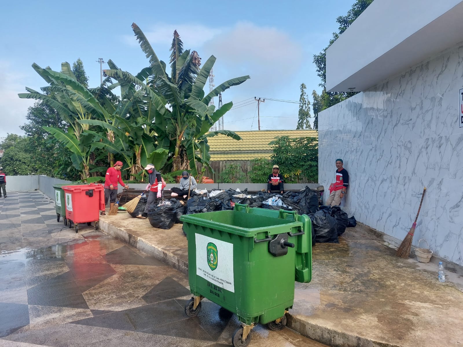 Pasukan Merah Putih membersihkan sampah di Taman Tanjong Tenggarong (Elmo/Prokal.co)