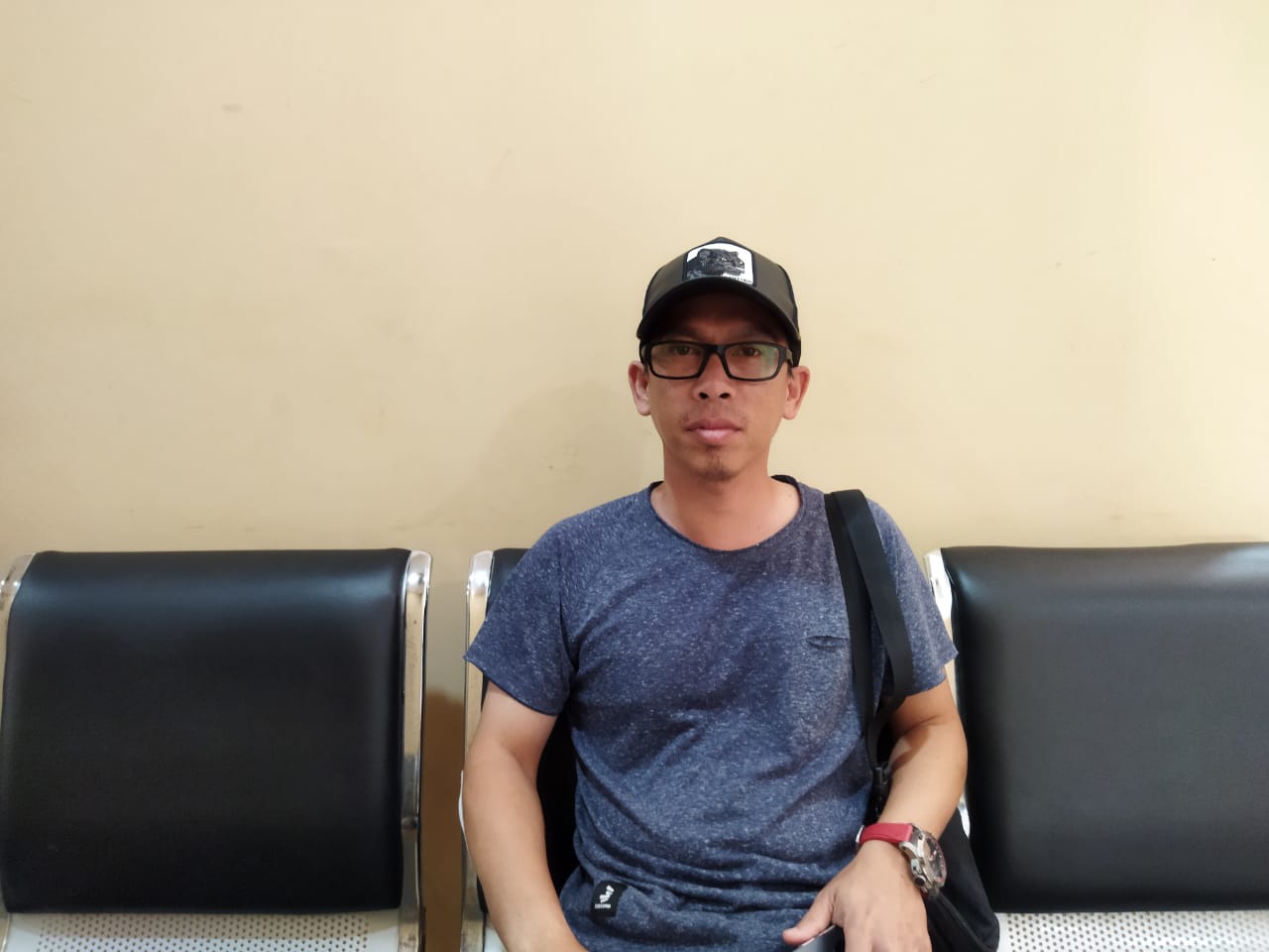 Kepala Desa Muara Muntai Ilir, Arifadin Nur usai melapor ke Polres Kukar mengenai kasus penganiayaan yang dialaminya (Istimewa)