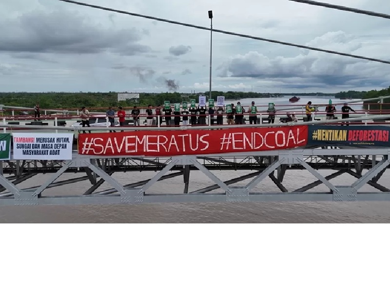 PROTES: Para aktivis Walhi dari Kalimantan Selatan dan Tengah menggelar aksi protes di Jembatan Barito. (Walhi Kalsel untuk Radar Banjarmasin)