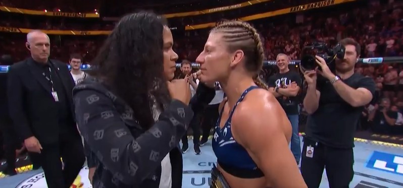Juara baru kelas bantam Wanita UFC Kayla Harrison face off dengan Amanda Nunes usai bertarung melawan Julianna Penna.