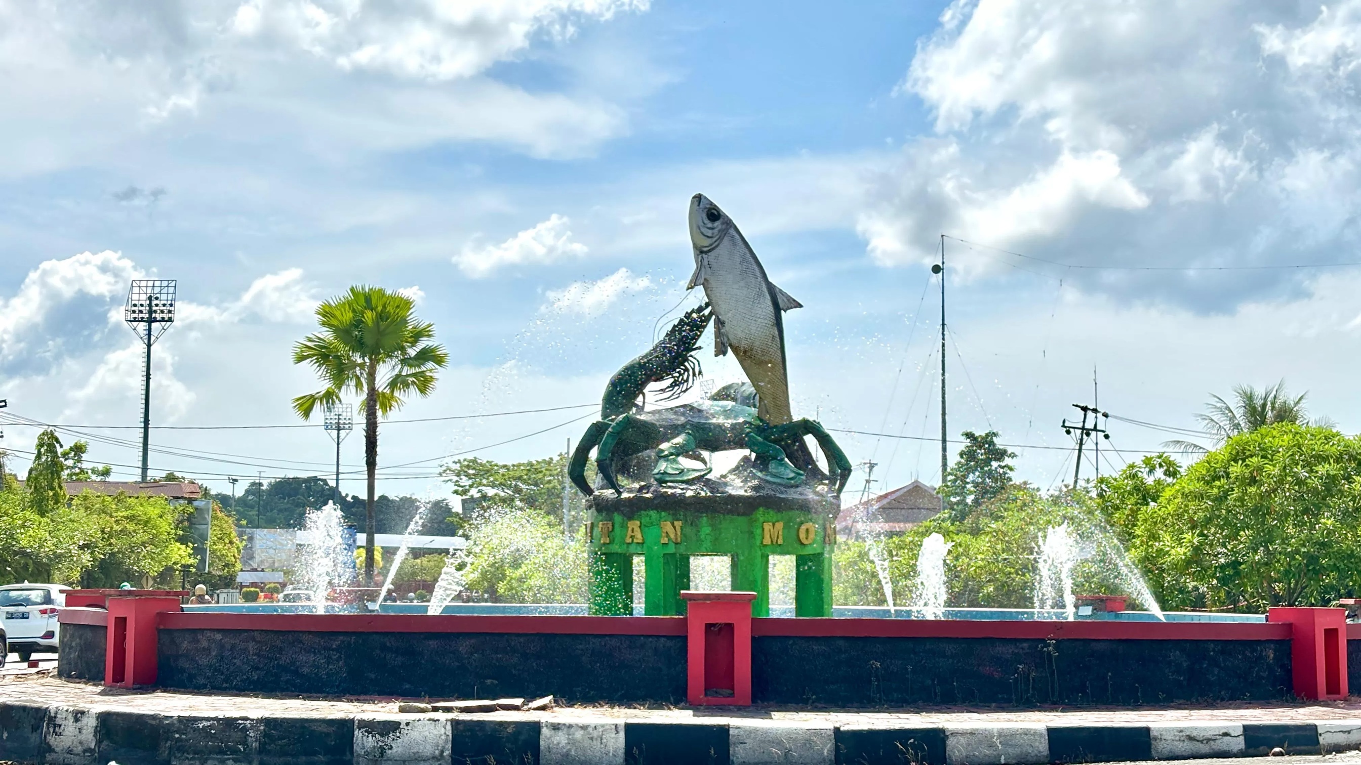 IKON KOTA: Monumen Minapolitan yang berlokasi di Persimpangan Telaga Keramat, Kota Tarakan. FOTO WILDAN/RADAR TARAKAN