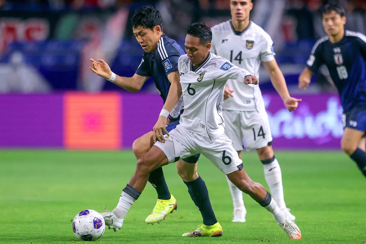 Wataru Endo berebut bola dengan Beckham Putra Nugraha saat laga Jepang vs Indonesia. (PAUL MILLER / AFP via Jawa Pos Koran)