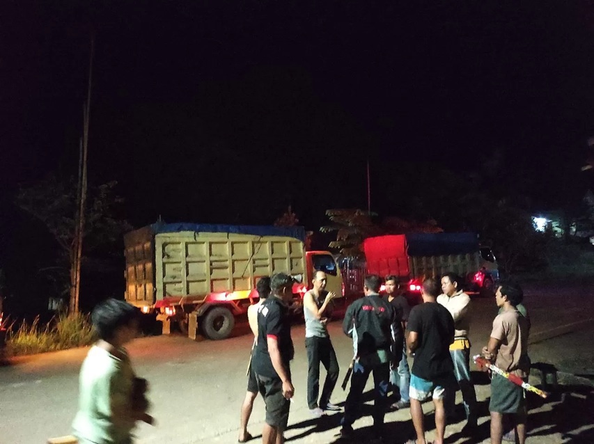 Warga menghadang truk angkut batu bara.
