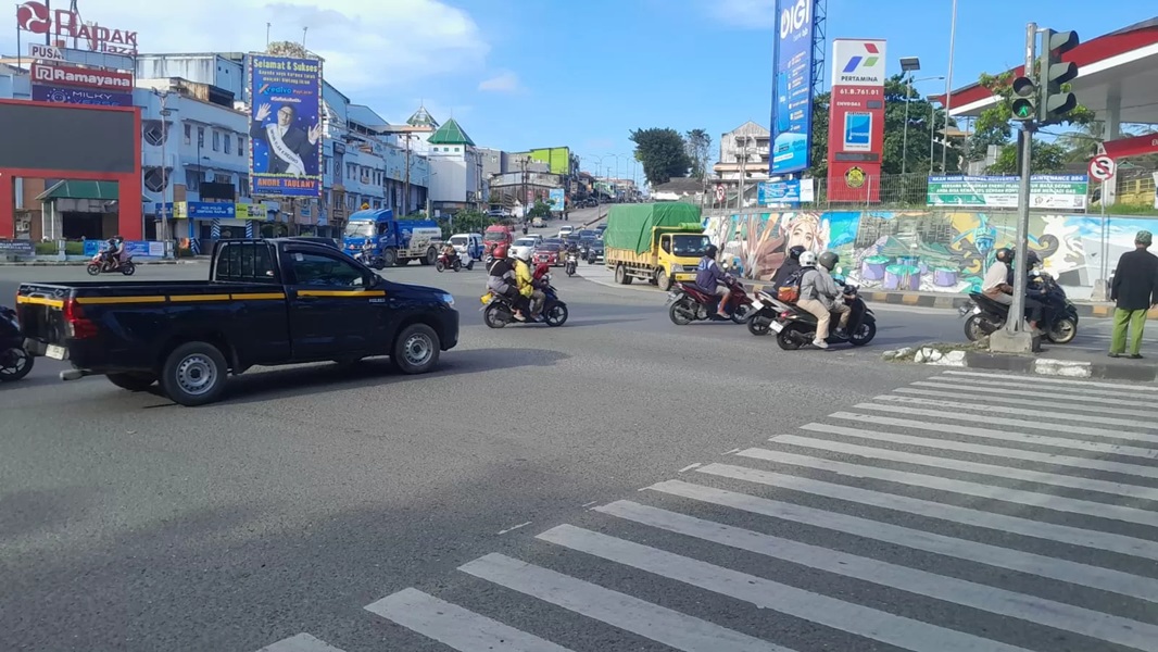 Area simpang Muara Rapak yang menjadi titik rawan kecelakaan dalam beberapa tahun terakhir menjadi lokasi vital pembatasan kendaraan muatan besar.(ARIF FADILLAH/BALPOS)