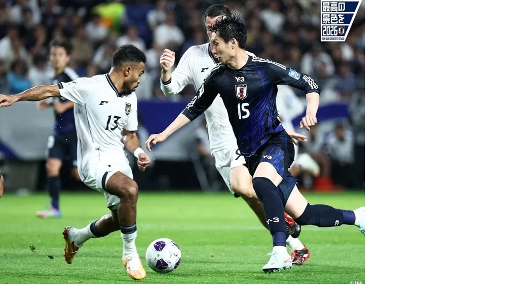 Pemain Timnas Indonesia Yance Sayuri (kiri) mencoba menghalau pemain Jepang Kamada (kanan) dalam laga kualifikasi Piala Dunia 2026 Zona Asia di Panasonic Stadium Suita, Selasa (10/6/2025).