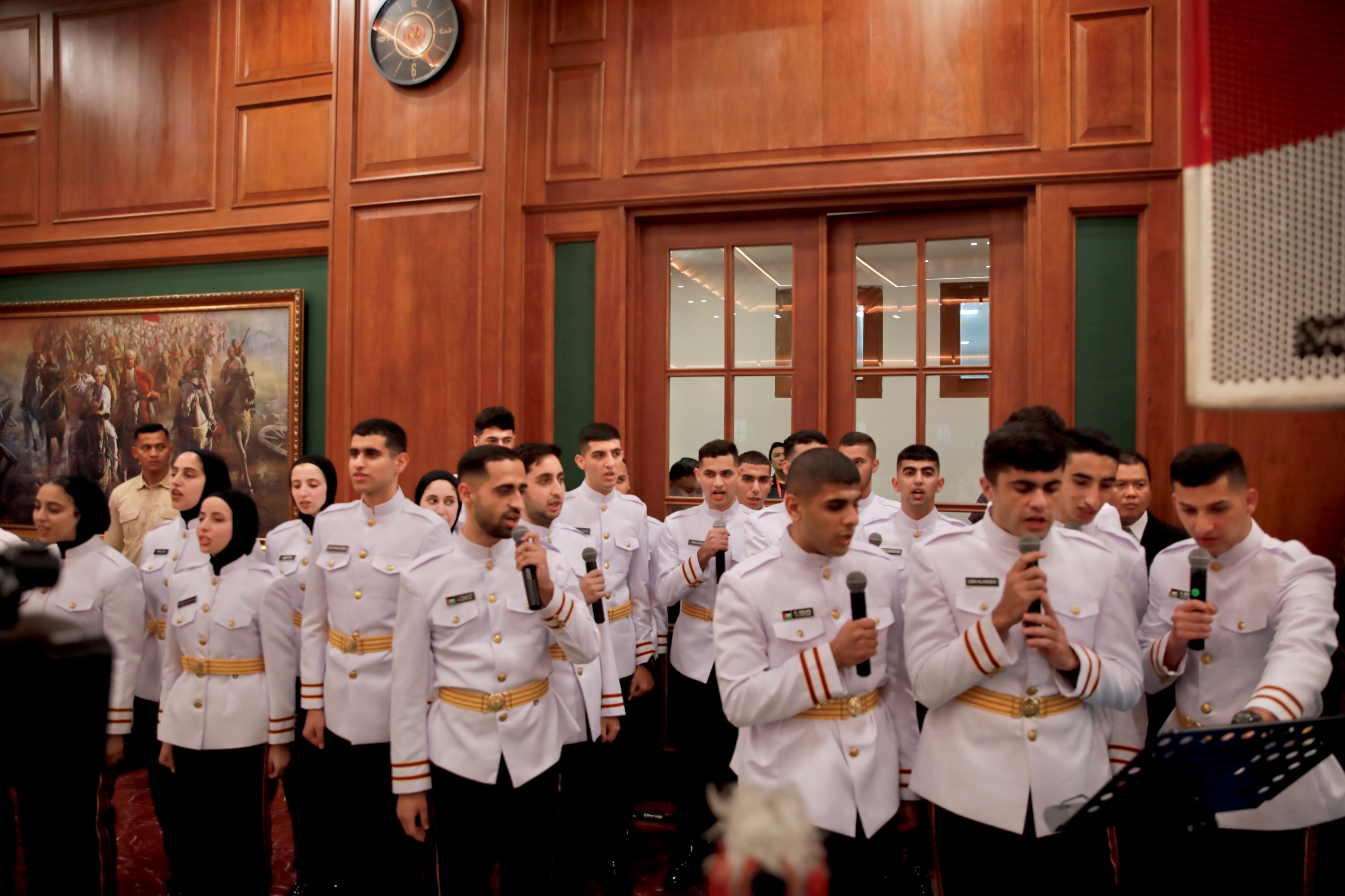 Mahasiswa asal Palestina yang tengah menempuh studi di Unhan menyanyikan lagu kebangsaan Palestina.