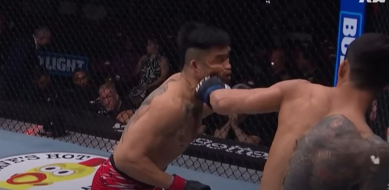 Momen rahang Jeka dihantam Joo Sang Yoo.