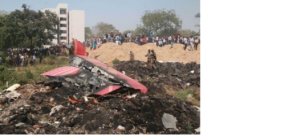 Warga melihat puing-puing pesawat Air India yang jatuh di Ahmedabad, Negara Bagian Gujarat, India pada 12 Juni 2025. Handout via Xinhua/UNI