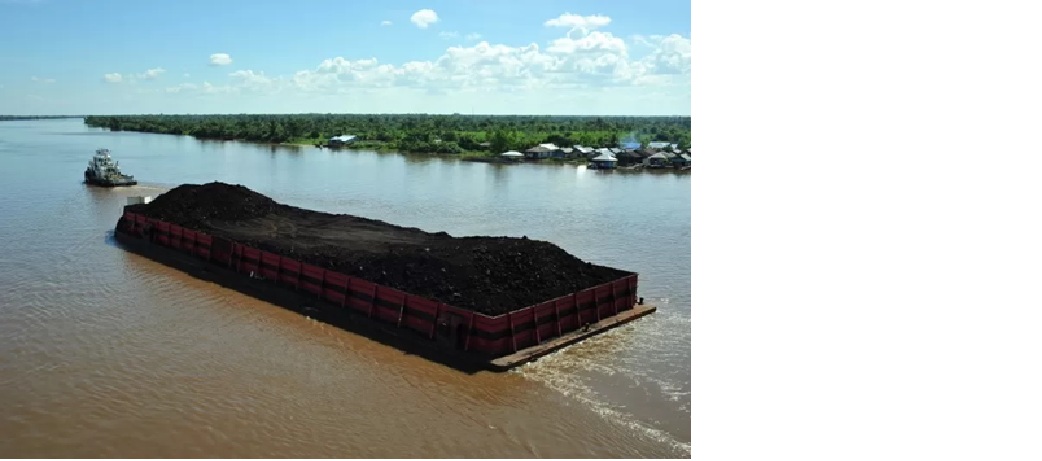 Tongkang batu bara melintasi Sungai Barito, dipotret dari atas Jembatan Barito, 16 kilometer dari Banjarmasin. (Foto: ARSIP RADAR BANJARMASIN)
