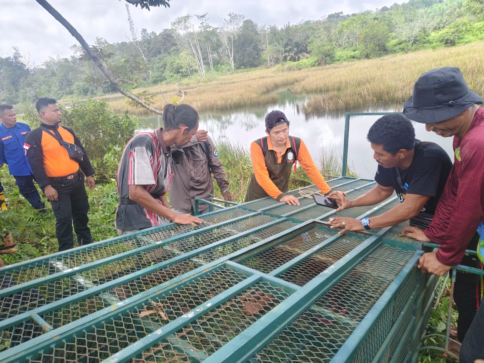 JEBAKAN: Perangkat jebakan buaya milik BKSDA Kaltim selesai dirakit dan diletakkan di dalam kolam di Kelurahan Gersik, Kecamatan Penajam, PPU.