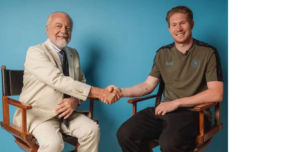 Kevin De Bruyne bersalaman dengan Presiden Napoli Aurelio De Laurentis setelah resmi bergabung dengan klub.