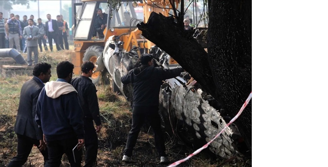 Puing pesawat yang jatuh di India. X