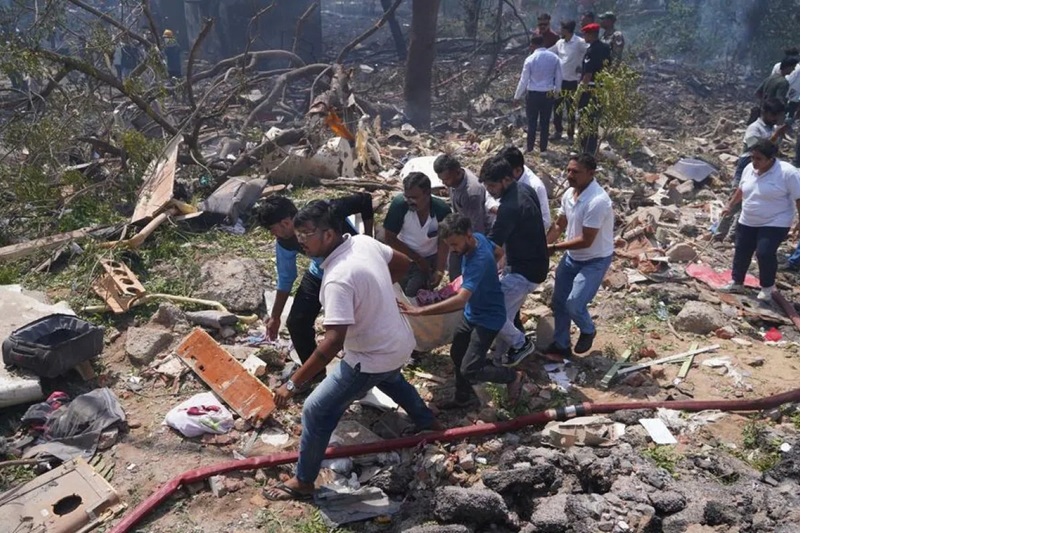 Tim penyelamat membawa jenazah korban di lokasi jatuhnya pesawat Air India di Ahmedabad, Negara Bagian Gujarat, India, 12 Juni 2025. Xinhua/Str