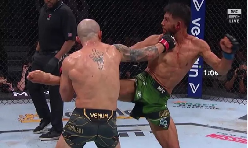 Pukulan Alexander Volkanovski (kiri) telak mengenai dagu Yair dalam pertemuan mereka di UFC 314 pada April 2025.