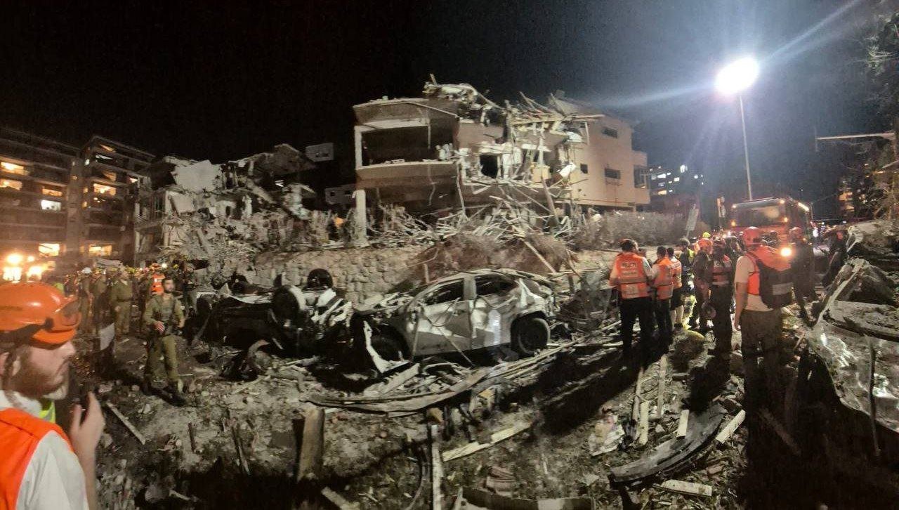 Kerusakan di Tel Aviv akibat serangan rudal Iran.