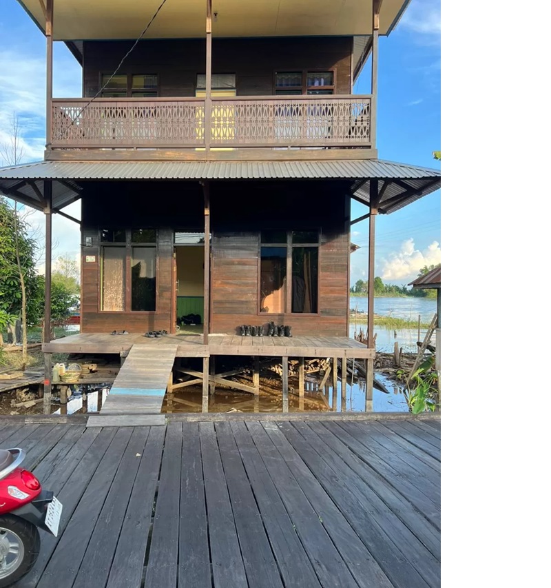 Rumah Kades Muara Muntai Ilir yang turut dirusak oleh sekelompok orang kini dijaga aparat kepolisian. (IST)